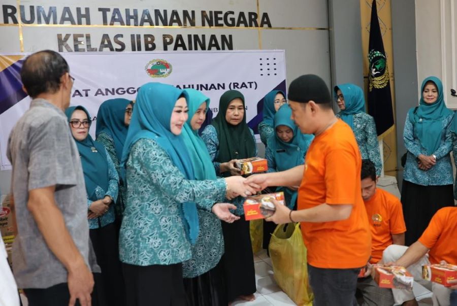 Lisda Hendrajoni Bagikan Takjil untuk Warga Binaan Rutan Painan